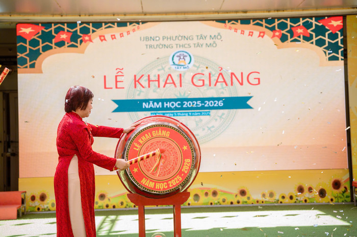 Hiệu trưởng Trường Trung học cơ sở Tây Mỗ đánh trống khai trường. Hiệu trưởng Trường Trung học cơ sở Tây Mỗ đánh trống khai trường.