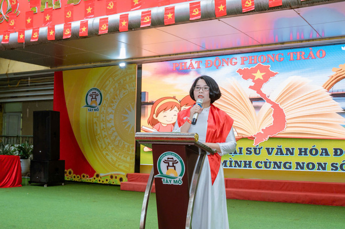 Cô giáo Nguyễn Thúy Hường, Phó hiệu trưởng nhà trường. Cô giáo Nguyễn Thúy Hường, Phó hiệu trưởng nhà trường.