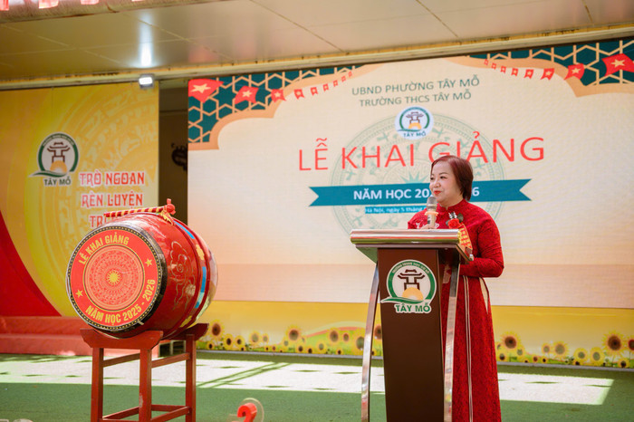 Nhà giáo - Thạc sĩ Đoàn Thị Thanh Hương, Bí thư chi bộ, Hiệu trưởng Trường Trung học cơ sở Tây Mỗ phát biểu tại buổi lễ. Nhà giáo - Thạc sĩ Đoàn Thị Thanh Hương, Bí thư chi bộ, Hiệu trưởng Trường Trung học cơ sở Tây Mỗ phát biểu tại buổi lễ.