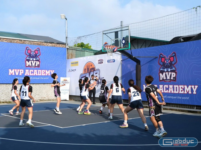 Đội U18 nữ Vinschool The Harmony (áo trắng đen) là tập thể có chiến thuật thi đấu rất tốt. gdvn-vin.jpg