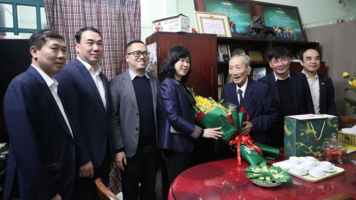Bộ trưởng Bộ Y tế Đào Hồng Lan cùng đoàn của Bộ Y tế đến thăm, tri ân Giáo sư Nguyễn Bửu Triều nhân ngày Thầy thuốc Việt Nam 27/2/2025. Ảnh: Bộ Y tế b-trieu1.jpg