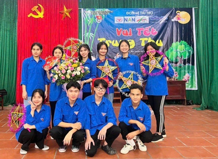 Tác giả (hàng sau, thứ 2 từ phải sang) trong một hoạt động tình nguyện. z6676233429126-fa881e55e34f8a3c5f3a4a71d1d2c361-3601.jpg