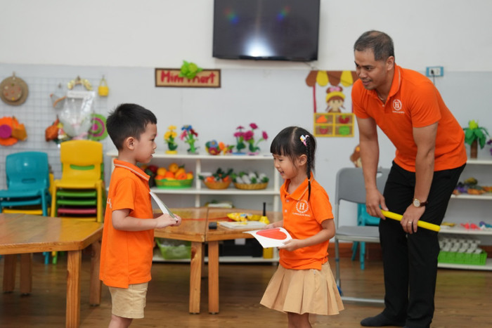 Khi được học với giáo viên nước ngoài mỗi ngày, tư duy ngôn ngữ và khả năng giao tiếp bằng tiếng Anh của các học sinh Hoa Trà My phát triển vượt trội hơn hẳn. picture3.jpg