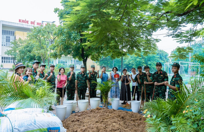 Các đồng chí trong Tiểu đoàn Trinh sát 20 - đơn vị kết nghĩa với nhà trường cũng cùng tham gia phong trào. 953ab991-100e-4694-8aab-77a18aea858c.jpg