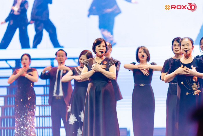 Những gương mặt gắn bó nhiều năm với ROX cùng hội tụ trên sân khấu tuổi 30, mang theo câu chuyện về sự tận tâm và đồng hành bền bỉ.