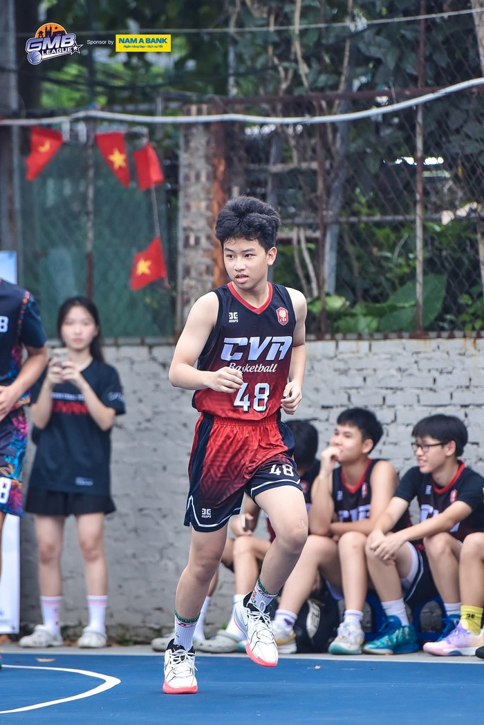 Cầu thủ Lê Việt Khôi của đội U15 nam Chu Văn An. Cầu thủ Lê Việt Khôi của đội U15 nam Chu Văn An.