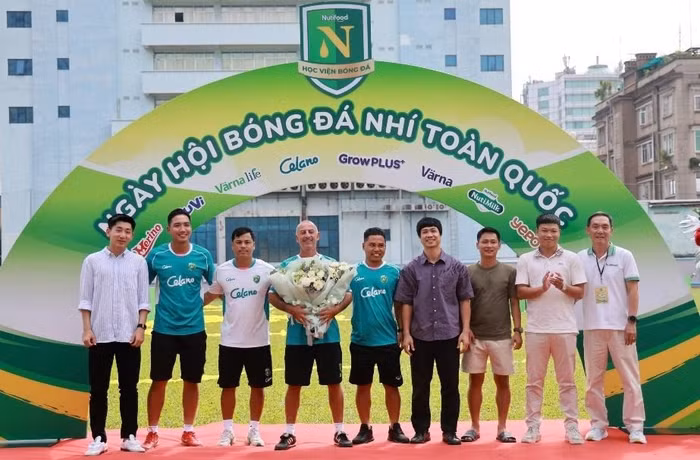 Nhật Minh, Công Phượng và nhiều cầu thủ trưởng thành qua sự dìu dắt, đào tạo của “thầy Giôm” đã có mặt để chúc mừng, tạo nên một dịp hội ngộ ý nghĩa.