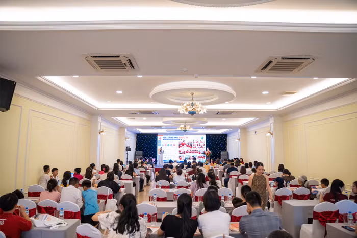 Đông đảo đại biểu, chuyên gia giáo dục và các bậc phụ huynh tham dự Lễ ra mắt Hệ thống Giáo dục Liên cấp Quốc tế Camellia tại Ninh Bình ngày 17/05/2026.