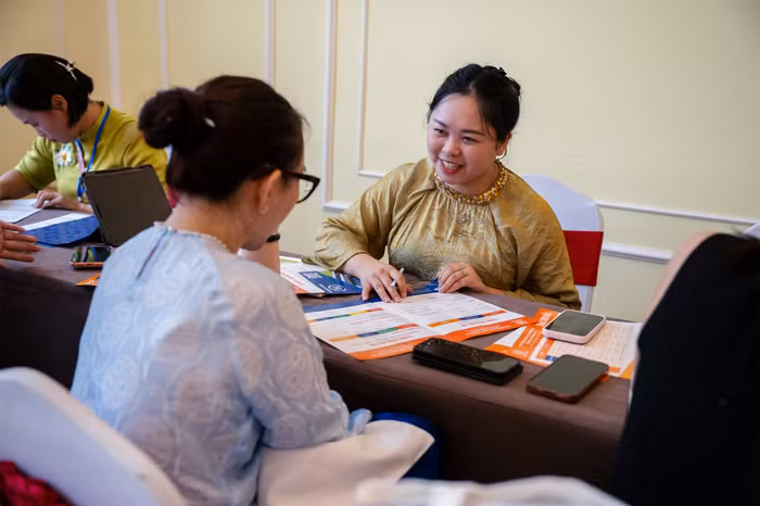 Các cán bộ tuyển sinh đang tư vấn cho phụ huynh học sinh chi tiết về chương trình học, hành trình cùng con trên chặng đường sắp tới tại Camellia Schools.