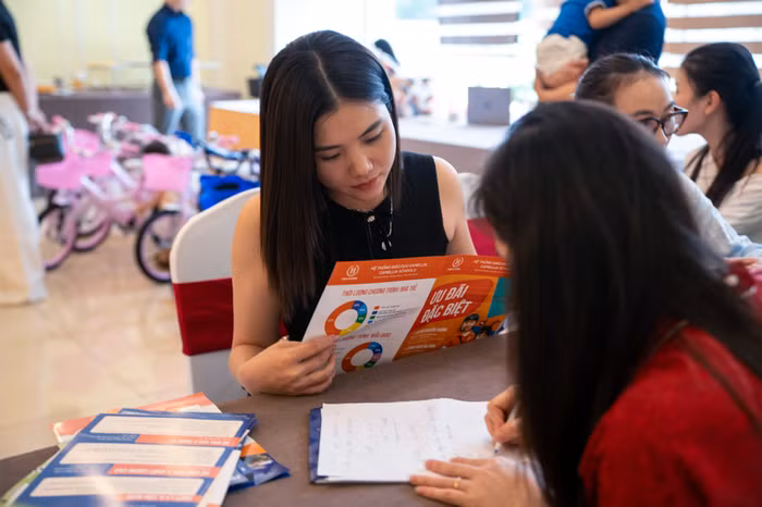 Phụ huynh học sinh tiến hành tìm hiểu và đăng ký học cho con ngay tại buổi lễ để hưởng ưu đãi lớn lên tới 50% học phí trong suốt thời gian học tại trường.