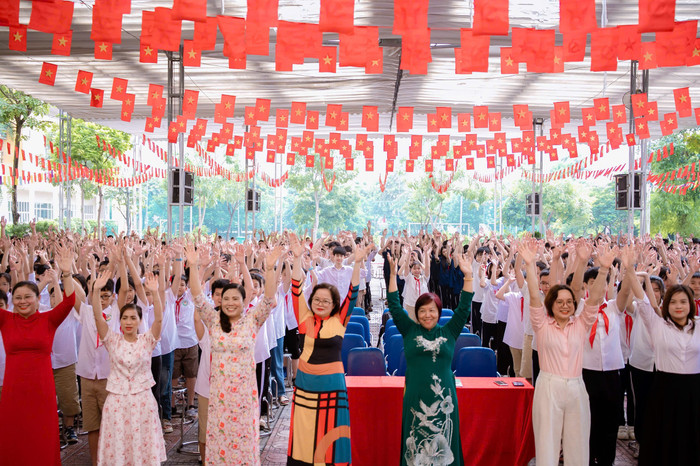 Các cán bộ giáo viên, nhân viên và toàn thể học sinh nhà trường hô vang khẩu hiệu hưởng ứng phong trào "Làm sạch rác". 5b61789a-2016-434a-a4e7-62307b5b8a22.jpg