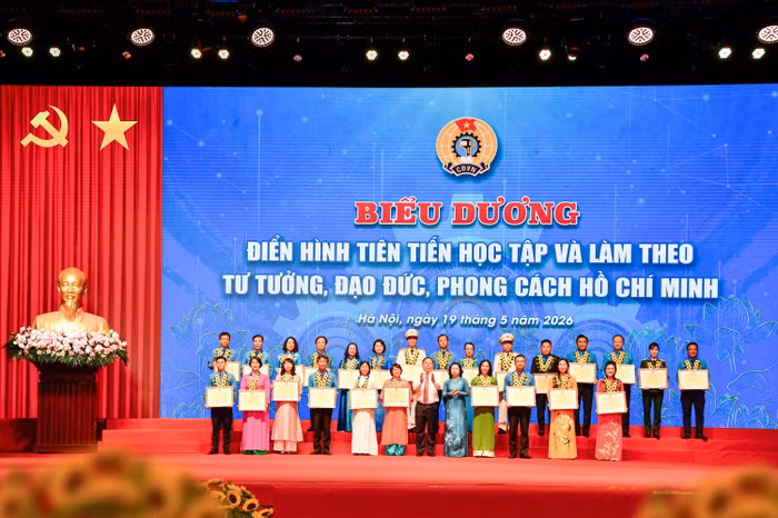 20260519-ndt-ceo-vcb-nhan-bang-khen-cua-tldldvn-2.jpg