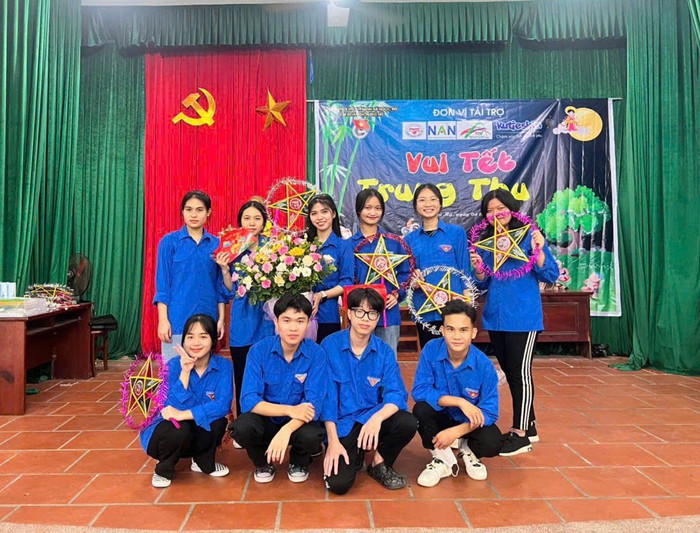 Đỗ Trang Linh (hàng sau, thứ 2 từ phải sang) trong một hoạt động tình nguyện. Ảnh: NVCC 97dbf8670e62863cdf73.jpg