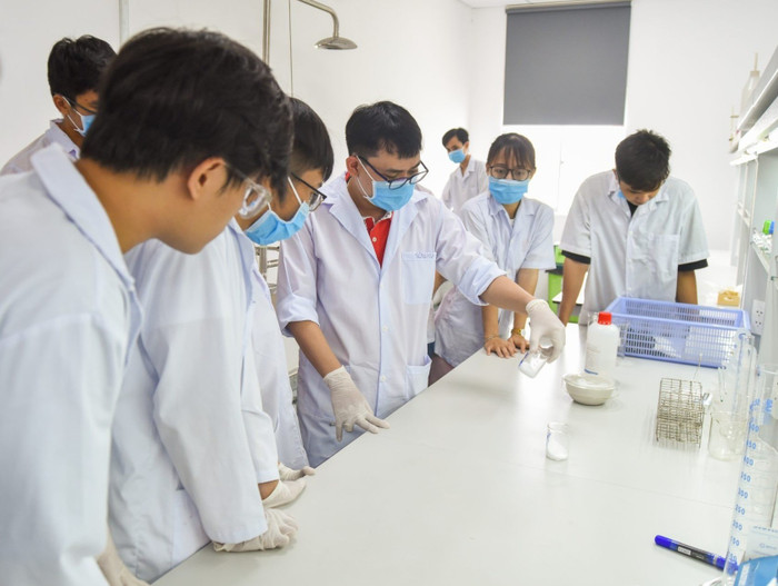 Sinh viên ngành Công nghệ Sinh học Y dược, Trường Đại học Văn Lang thực hành thí nghiệm. Ảnh: website nhà trường nik-7677-1920x1282.jpg