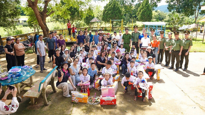Đoàn thiện nguyện trao các phần quà ở điểm trường Chi Dài của Trường Tiểu học và Trung học cơ sở Bắc Phong, xã Thung Nai, tỉnh Phú Thọ. z7088415088083-913c2bd9c125493463c043bcdec60dff.jpg