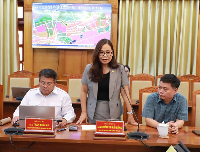 Tiến sĩ Nguyễn Thị Hải Hằng – Giám đốc Học viện Hàng không Việt Nam phát biểu tại buổi làm việc với tỉnh Bắc Ninh. snapedit-1753323700316.jpg