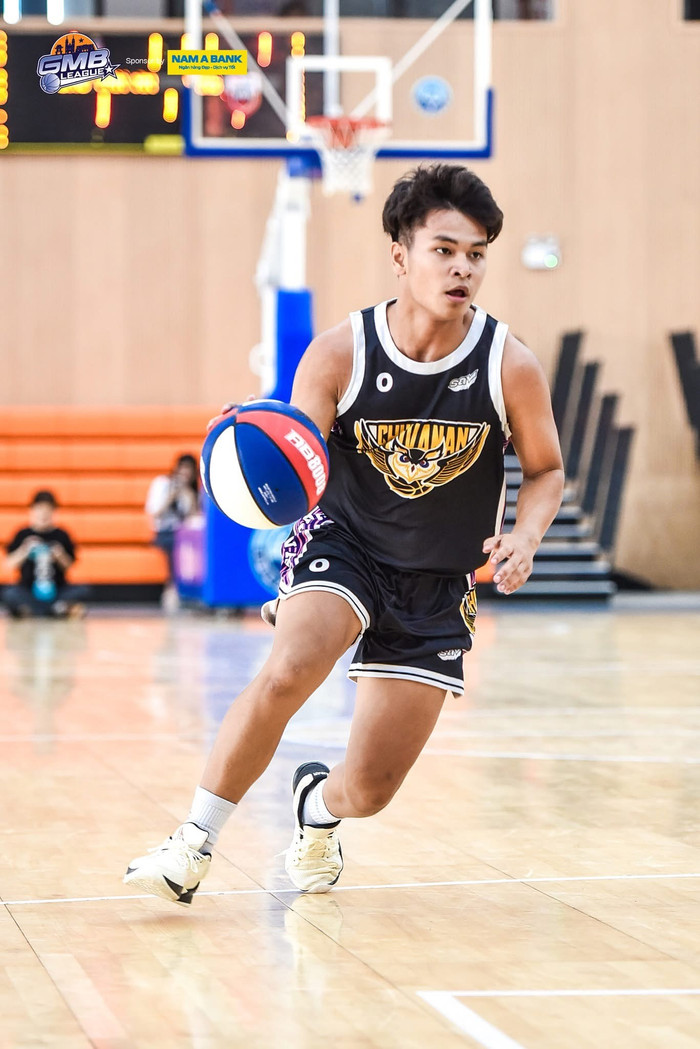 Cầu thủ Nguyễn Nam Hải của đội U18 nam Trường Trung học phổ thông Chuyên Chu Văn An thể hiện tinh thần tự tin bên cạnh hình thể săn chắc và khỏe khoắn. Cầu thủ Nguyễn Nam Hải của đội U18 nam Trường Trung học phổ thông Chuyên Chu Văn An thể hiện tinh thần tự tin bên cạnh hình thể săn chắc và khỏe khoắn.