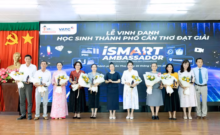 Đại diện thầy cô từ các trường nhận hoa và kỷ niệm chương tri ân cho sự đồng hành sát sao với các em học sinh trong cuộc thi trên địa bàn từ Ban tổ chức.