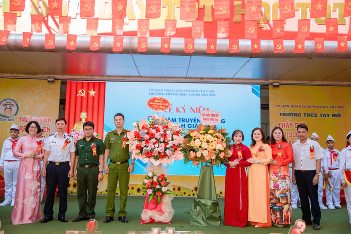 Các đơn vị kết nghĩa, cơ quan đóng trên địa bàn phường tặng hoa chúc mừng. Các đơn vị kết nghĩa, cơ quan đóng trên địa bàn phường tặng hoa chúc mừng.