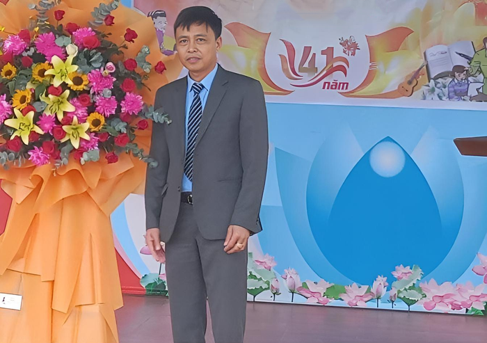 Thầy Phan Đình Hưng - Hiệu trưởng Trường Tiểu học Lăng Tô. Ảnh: Liên Đội Trường Tiểu học Lăng Tô. 10455809.png