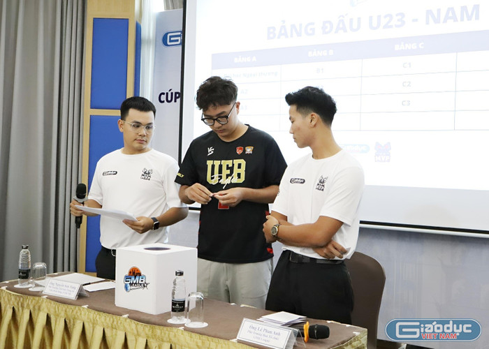 Đại diện các trường lên bốc thăm chia bảng. gdvn-3.jpg