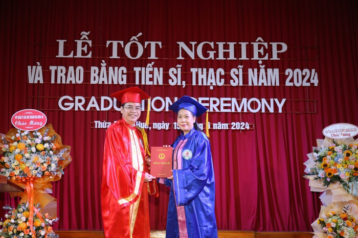 co-cao-thuy-trieu-nhan-bang-tot-nghiep-thac-si-giao-duc.jpg