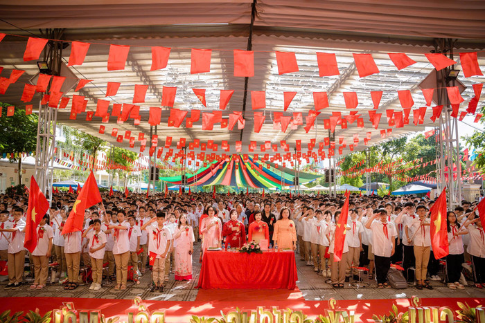 Thầy và trò Trường Trung học cơ sở Tây Mỗ thực hiện lễ chào cờ cùng thời điểm với lễ chào cờ được trực tiếp tại Lễ khai giảng ở Trung tâm Hội nghị Quốc gia. Thầy và trò Trường Trung học cơ sở Tây Mỗ thực hiện lễ chào cờ cùng thời điểm với lễ chào cờ được trực tiếp tại Lễ khai giảng ở Trung tâm Hội nghị Quốc gia.