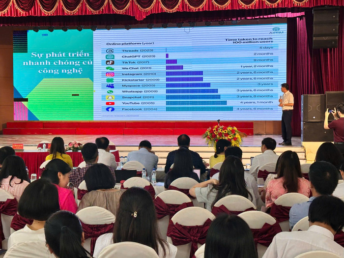 Thạc sĩ Hoàng Văn Dưỡng - Phó Giám đốc Trung tâm Thư viện và Tri thức số, Đại học Quốc gia Hà Nội trình bày tham luận tại hội thảo. f97092a540cef690afdf.jpg