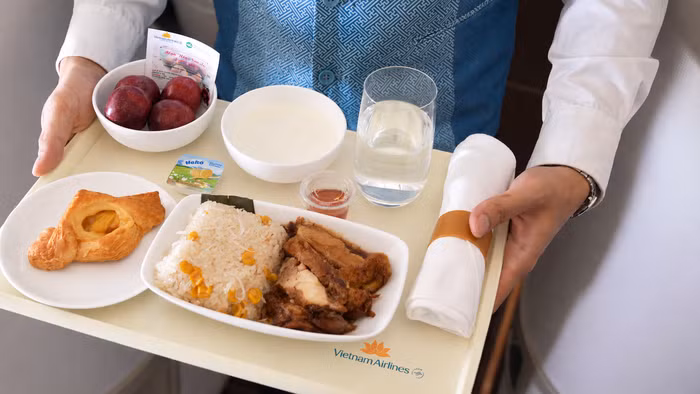 1-vietnam-airlines-tiep-tuc-trien-khai-chuong-trinh-dua-nong-san-viet-nam-phuc-vu-tren-cac-chuyen-bay-noi-dia-va-quoc-te.png