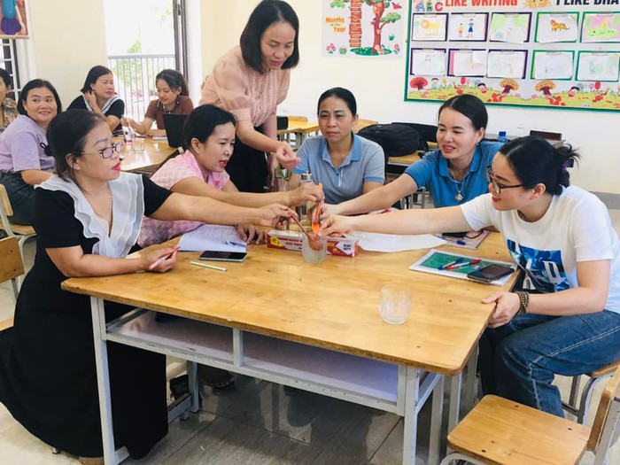 Giáo viên thực hành vận dụng STEM vào dạy học. Ảnh: website Sở Giáo dục và Đào tạo Hà Tĩnh a13.jpg