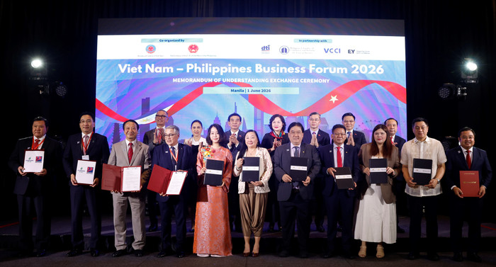 Vietnam Airlines trao đổi biên bản ghi nhớ hợp tác với các đối tác hàng không, du lịch và thương mại Philippines dưới sự chứng kiến của Đại tướng Phan Văn Giang, Phó thủ tướng Chính phủ, Bộ trưởng Bộ Quốc phòng.