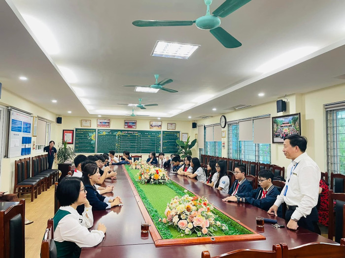 Thầy Nguyễn Anh Tuấn - Hiệu trưởng Trường Trung học cơ sở Chu Văn An (quận Long Biên, Hà Nội) và các học sinh đội tuyển tiếng Nhật của trường. Ảnh: website nhà trường. Thầy Nguyễn Anh Tuấn - Hiệu trưởng Trường Trung học cơ sở Chu Văn An (quận Long Biên, Hà Nội) và các học sinh đội tuyển tiếng Nhật của trường. Ảnh: website nhà trường.