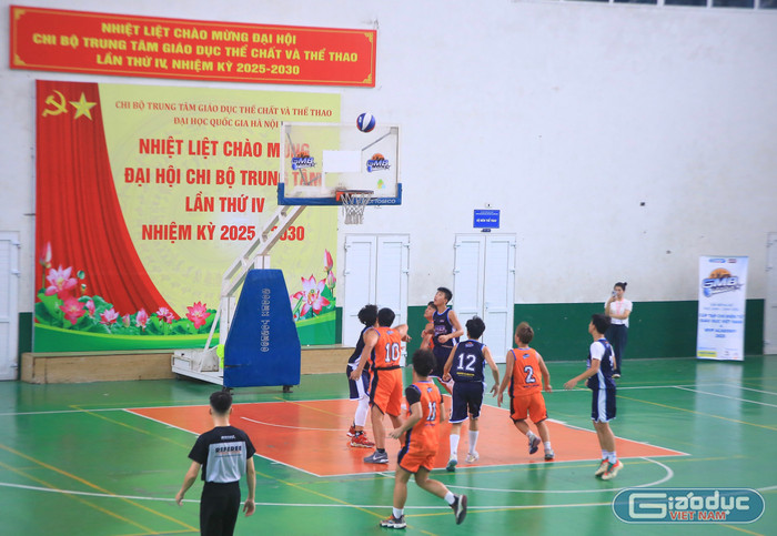 Ngay từ những phút đầu tiên của trận đấu, cả hai đội đã thi đấu quyết liệt. gdvn-1-3.jpg