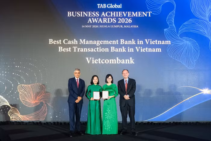 Bà Nguyễn Thùy Ninh - Giám đốc Ban Khách hàng FDI (bên trái) và bà Trần Phương Hiền - Phó Trưởng Phòng Giải pháp Kênh số Bán buôn đại diện Vietcombank nhận giải thưởng Ngân hàng giao dịch tốt nhất Việt Nam 2026 và giải thưởng Ngân hàng quản lý dòng tiền tốt nhất Việt Nam 2026.