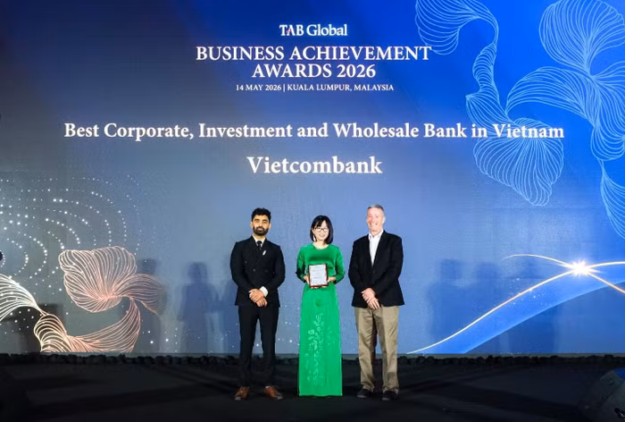 Bà Trần Phương Hiền - Phó Trưởng Phòng Giải pháp Kênh số Bán buôn đại diện Vietcombank nhận giải Ngân hàng doanh nghiệp, đầu tư và bán buôn tốt nhất Việt Nam 2026.