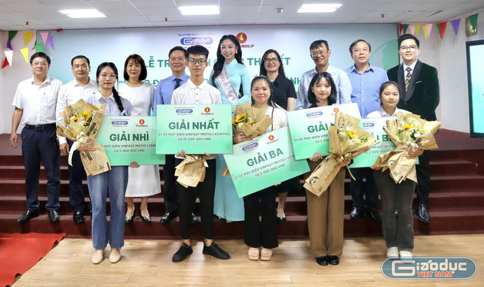 Tác giả đạt giải chụp ảnh lưu niệm cùng ban tổ chức và các vị đại biểu. Ảnh: Thu Thủy gdvn-song-dep-3.jpg