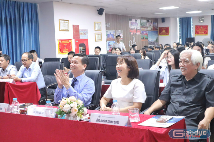 Các vị đại biểu rất hào hứng khi lắng nghe phần giao lưu của tác giả đạt giải. Ảnh: Thu Thủy gdvn-song-dep-5.jpg