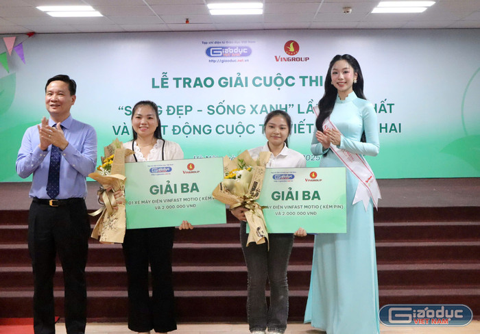 Nhà báo Nguyễn Tiến Bình và Đại sứ Phạm Thuỳ Dương trao giải cho các tác giả đạt giải Ba. gdvn-song-dep-9.jpg