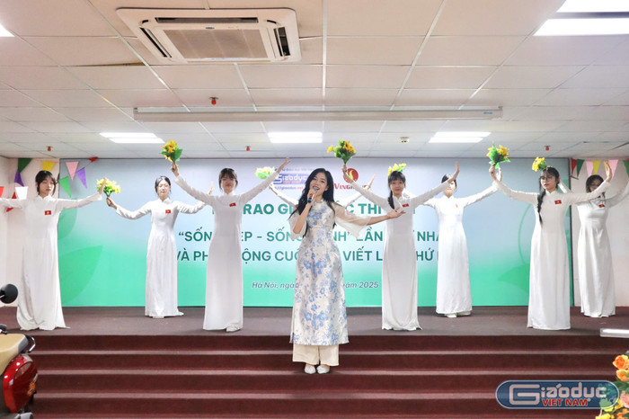 Tiết mục văn nghệ tại lễ trao giải. Ảnh: Thu Thủy gdvn-song-dep-4.jpg