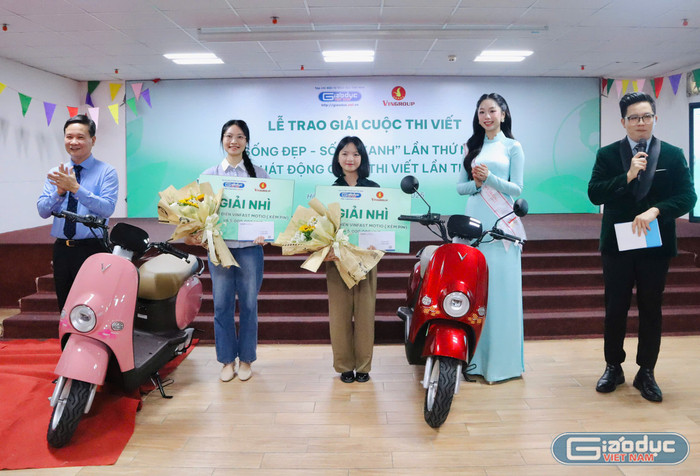 2 tác giả nhận giải Nhì cuộc thi viết "Sống đẹp - Sống xanh" lần thứ 1 là em Đỗ Trang Linh (bên trái) và em Thiếm Thị Hồng Châu (bên phải). Ảnh: Thu Thủy. gdvn-song-dep-11.jpg