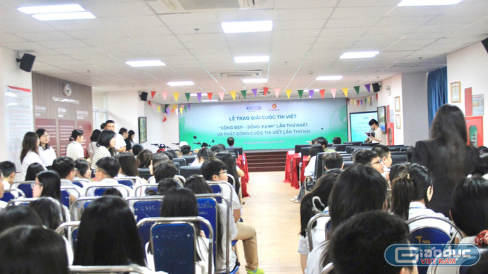 Buổi lễ thu hút sự tham gia đông đảo của các thầy cô giáo, phụ huynh, học sinh, sinh viên. Ảnh: Phương Thảo gdvn-1-1.jpg