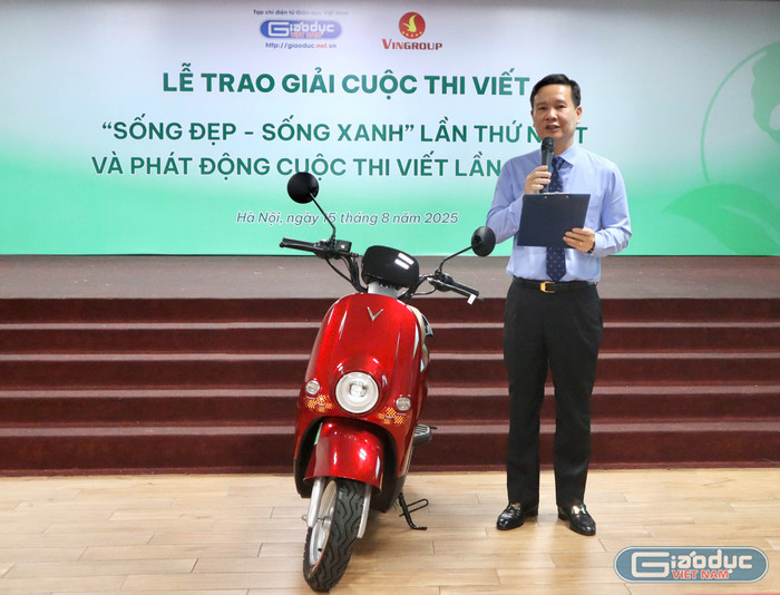 Nhà báo Nguyễn Tiến Bình - Phó Chủ tịch Hiệp hội Các trường đại học, cao đẳng Việt Nam, Tổng Biên tập Tạp chí điện tử Giáo dục Việt Nam, Trưởng Ban Tổ chức phát động Cuộc thi viết “Sống đẹp - Sống Xanh” lần thứ hai. gdvn-song-dep-16.jpg