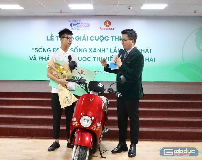 Tác giả Đinh Hoàng Phúc hào hứng chia sẻ về tác phẩm đoạt giải của bản thân. gdvn-anh.jpg