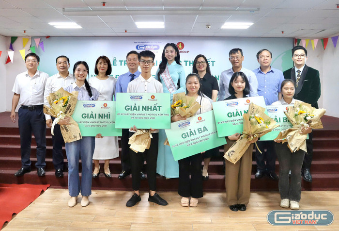Ban Tổ chức trao giải Cuộc thi viết Sống đẹp - Sống xanh lần thứ nhất. gdvn-song-dep-2.jpg