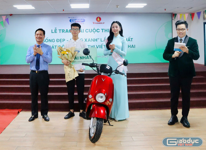 Tác giả Đinh Hoàng Phúc xuất sắc giành giải Nhất cuộc thi viết "Sống đẹp - Sống xanh" lần thứ 1. Ảnh: Thu Thủy. gdvn-song-dep-12.jpg