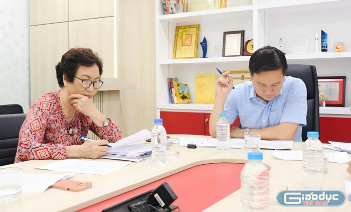 Các giám khảo đã phải mất nhiều thời gian để lựa chọn ra tác phẩm xuất sắc nhất. gdvn-2-1110.jpg