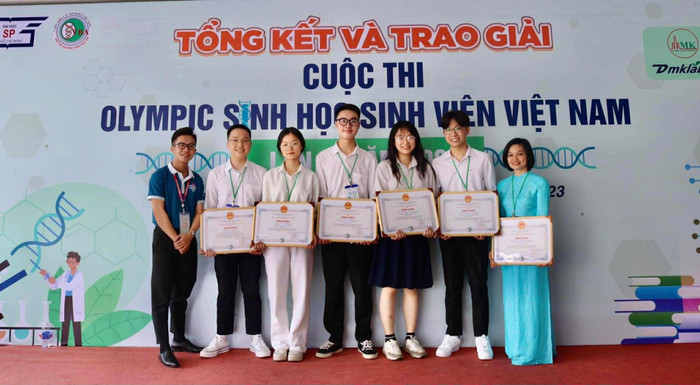Thế Phương (thứ 2 từ phải qua) tại Cuộc thi Olympic Sinh học Sinh viên Việt Nam năm 2023. Ảnh: NVCC 3511d555-5efd-428e-a87d-a9ec128e687b.jpg