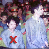 Khánh "trắng" (dấu X) và đồng bọn tại tòa. Khánh "trắng" (dấu X) và đồng bọn tại tòa.