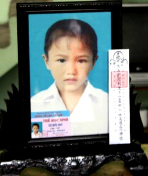 Di ảnh của bé Cù Văn D. (ảnh: TP) Di ảnh của bé Cù Văn D. (ảnh: TP)