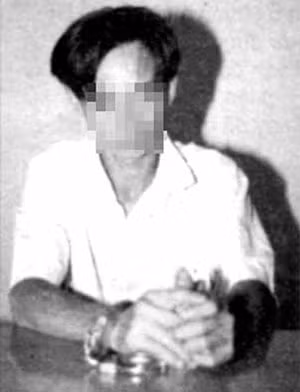 Khưu Nhân Bông tra tay vào còng và khai nhận sở thích quái đản. Khưu Nhân Bông tra tay vào còng và khai nhận sở thích quái đản.